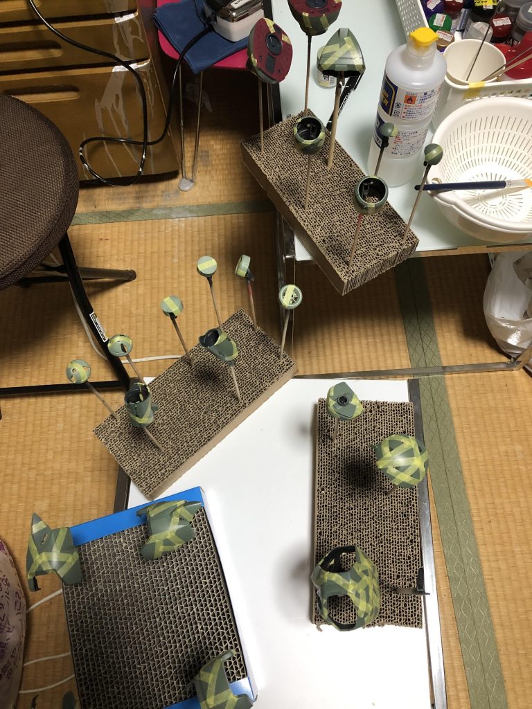 マスキングを大雑把に行い、MSグリーンを重ね塗りしました。