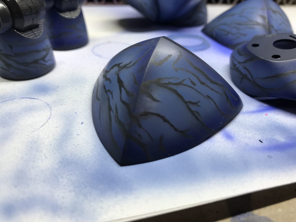 エナメル塗料で模様を描き込んだところ。
ランダムに描いて、ジッポオイルで溶かして調整しました。これ非常に楽しい。