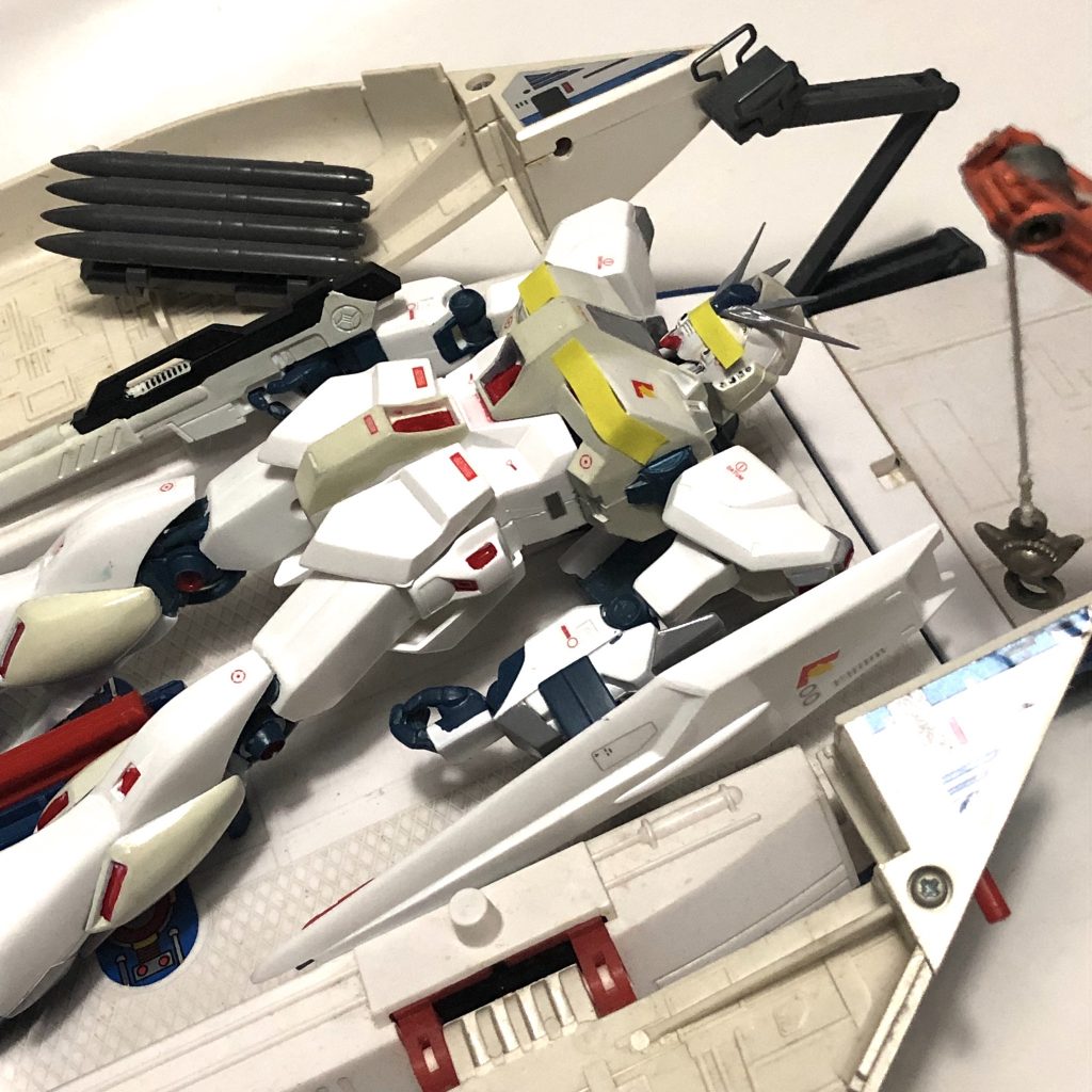 チェーン 「原因はなんです？重量が３キロ減った原因は」 
オクトバー 「コックピット周辺のフレームの材質を変えたんです。強度は上がっていますから、絶対危険じゃありません」 
チェーン 「当たり前でしょ、弱くなったらたまらないわ。なんで事前に通知して」 
オクトバー 「納期を十日も繰り上げられれば」 
チェーン 「…っと。それはネオ・ジオンのシャアに言ってください。あの人がこんなに早く隕石落としをしなければ、こんな事にはならなかったわ」 
　 「これね？」 
オクトバー 「はい」 
チェーン 「ん」 バサァ〜!!