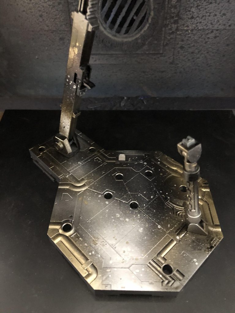 ついでに台座も宇宙空間をイメージして塗装してみました。