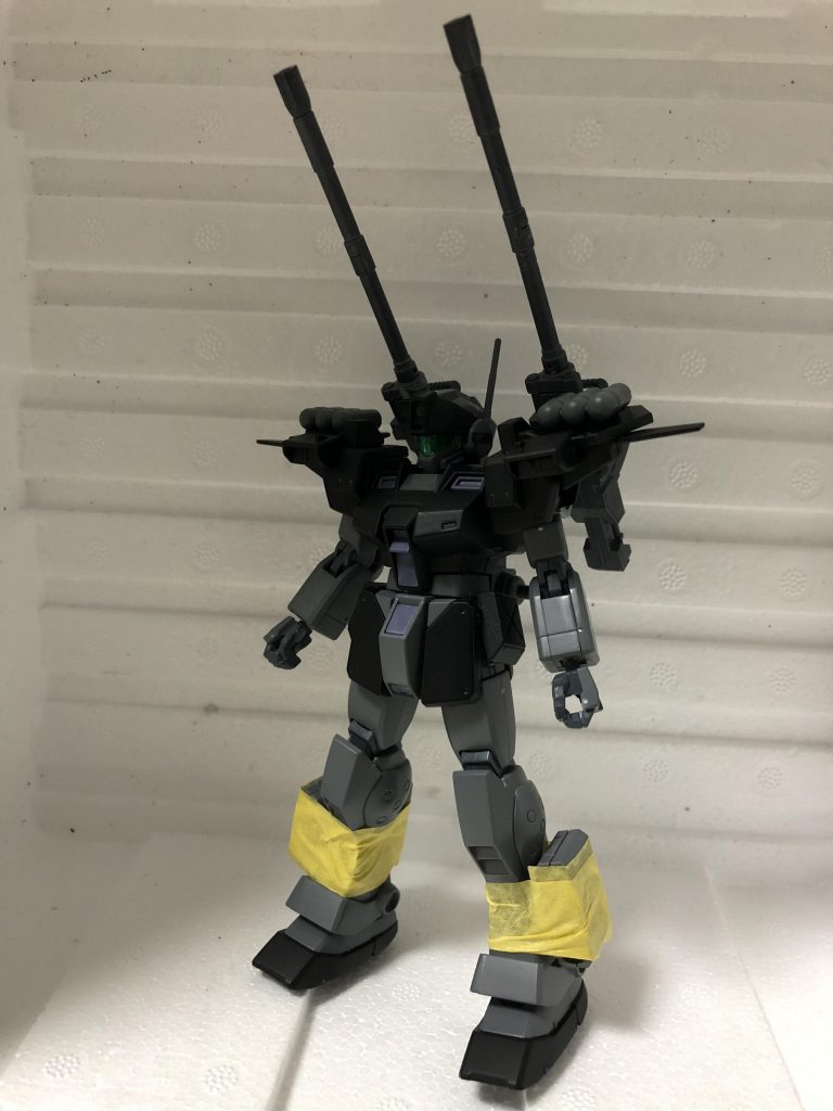 肩パーツ、背部の180mmキャノンやバックパックにはEzｰSRのものを、脚部のビームユニットにはバリスティックウェポンズのファンネルパーツを使用しました。
ファンネルパーツは塗装を施した上でそのまま脚の部分に接着。