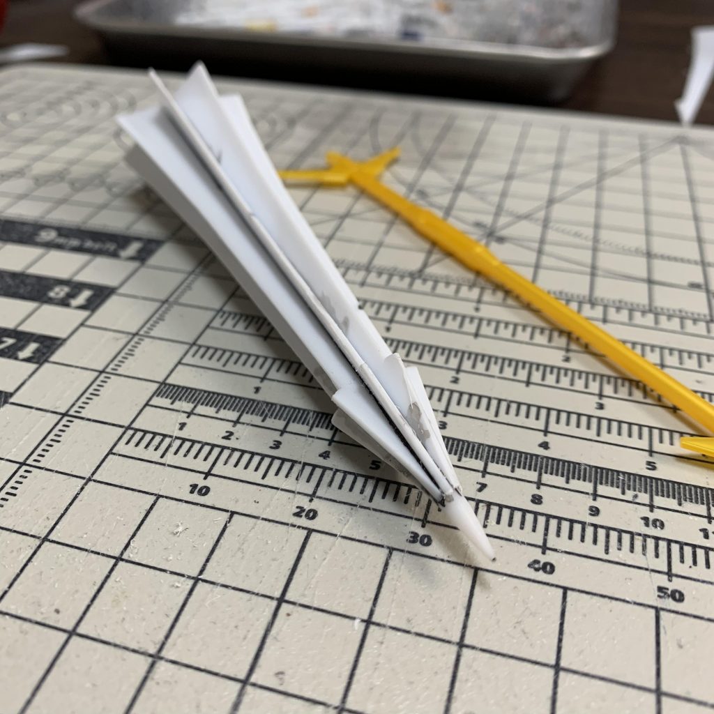 ランスの槍身はプラ棒を軸にプラ板で