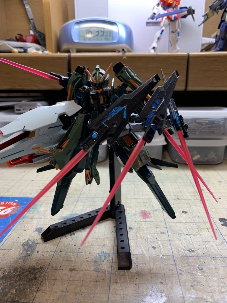 ファンネルをすり抜けて接近されても大丈夫。
ファンネル基部からビームサーベルを発振して、近づいた相手を切り刻む。