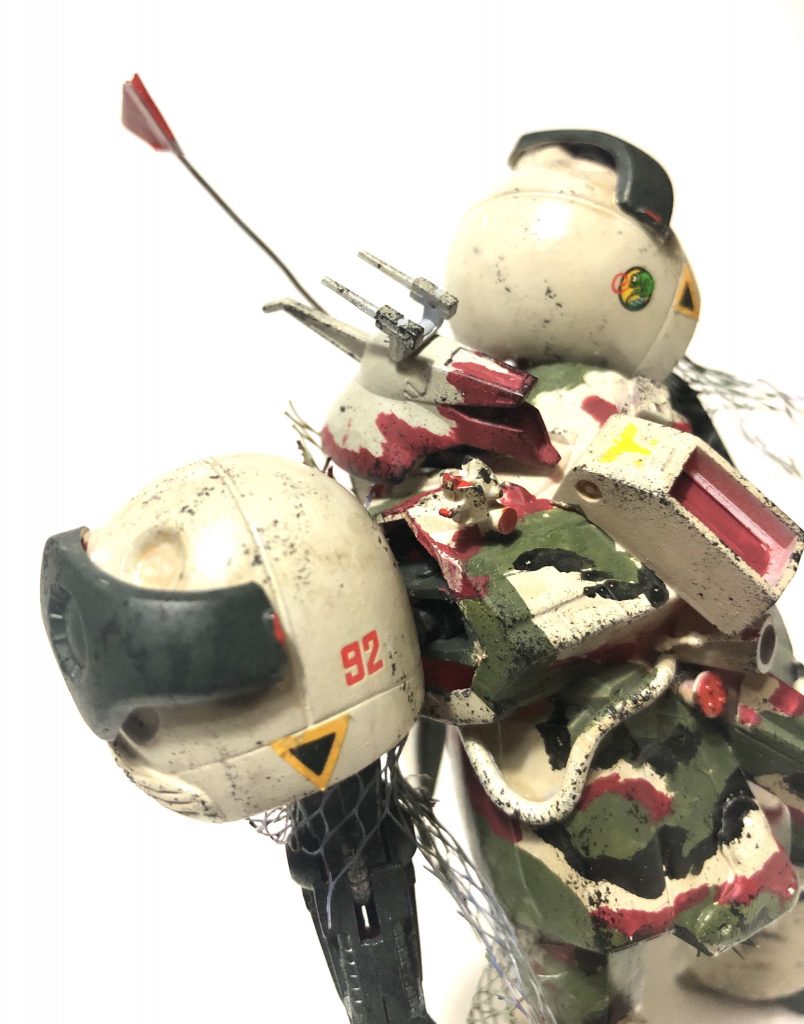 up
胸部のボックスユニットは複座タイプによる追加コックピット。
主にコパイによる情報処理を担う。