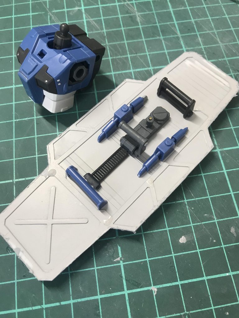 腕の接続には余っていたガンダムのシールド基部を。サイズぴったりでした。
さすがやで、バンダイさん!