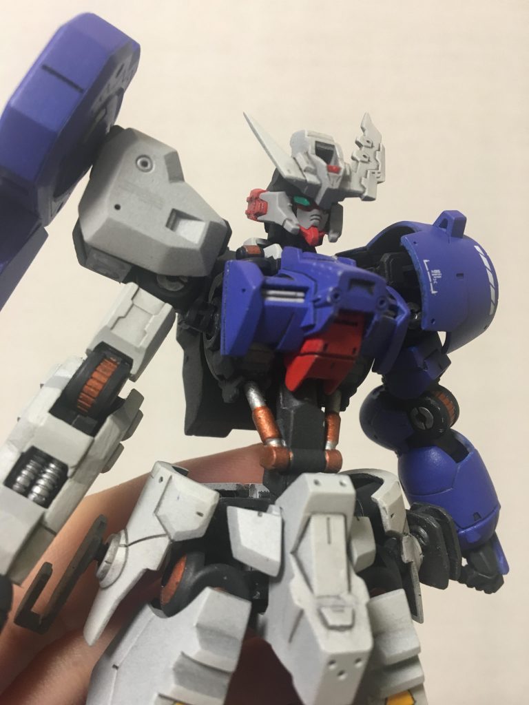 その後、デカールアップと墨入れを行い、塗装剥げをリペイントしてから艶消し。その後部分塗装を行いました。
ファレフォメカカラーのライトスティール、レッド、ガンメタル、ブラックとホワイトで調色したジャーマングレー。
シタデルベースカラーのscreaming bell(カッパー)で部分塗装を施し、もう一度つや消し。
メタリックカラーを再度筆塗りし、塗装を侵さない接着剤で機体各所に開口した穴にメターパーツを埋め込み、完成しました。