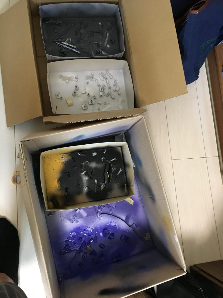 サフは白色のものを使いました。黄色を塗るときは白サフの方が良さげですね。