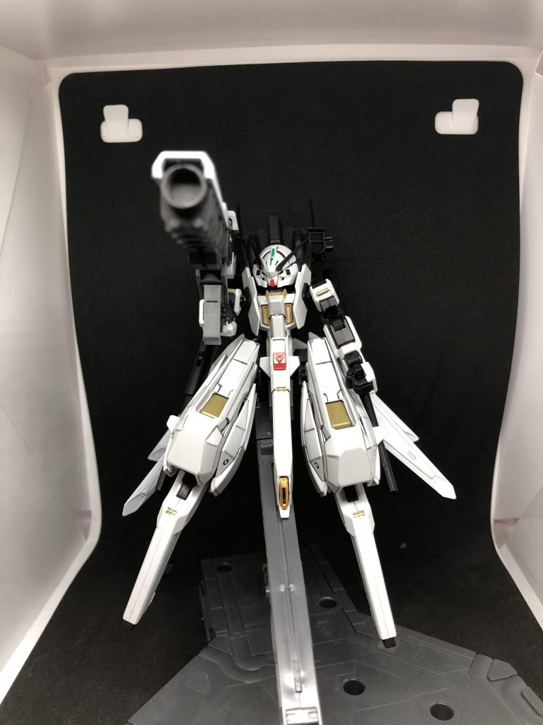 上記のパワービームバズーカを構え