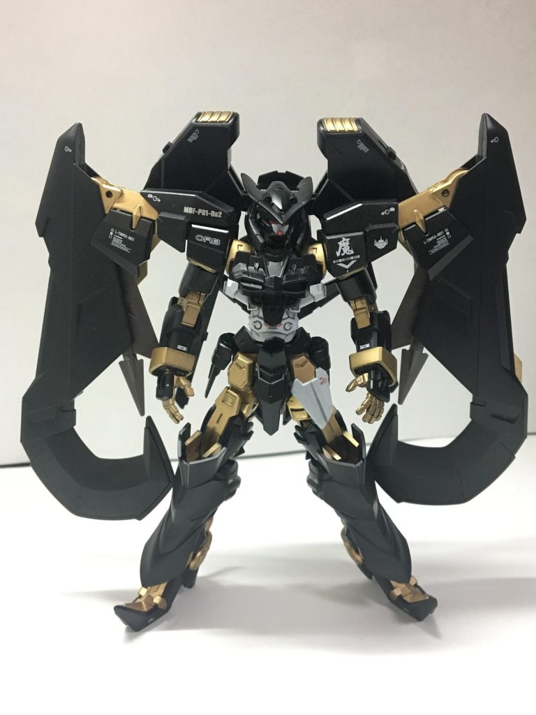 正面。
素体はアストレイノーネイム。
肩、腕はAGE2ダークハウンド。
足はノーネイムのアーマーがついた足を両足にして、つま先は天ミナのものを使用しています!