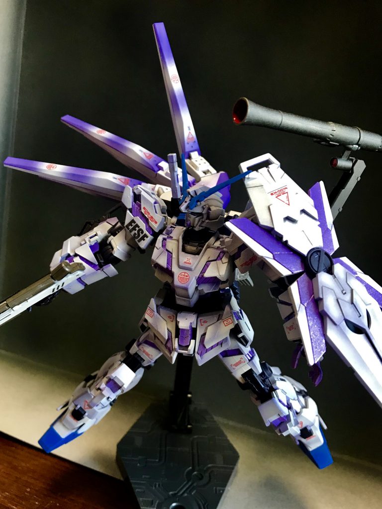 左肩のバズーカはフレキシブルに動くようにしてます^_^ ファンネルも真後ろから真横まで90度動きます