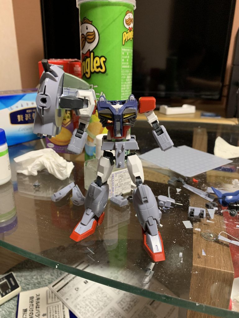 腕もジャンクパーツを中心に接続の仕方を変え、可動範囲が広がるようにしていきました