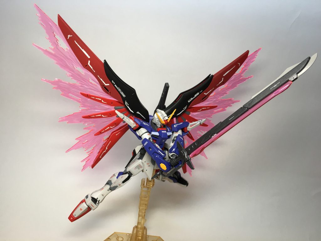 大剣両手持ちが無理なくできるあたりB社の本気を感じます。光の翼もカッコいい！