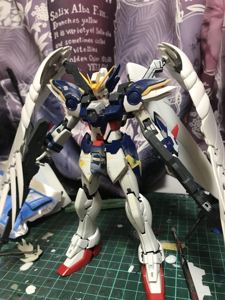 サフを吹く前段階です。丸いモールドは実は市販のやっすいコンパスに筋彫り用の針を挟んで引いています(狂気の沙汰)この数日後にディバイダーが手に入るとは思っても見ませんでしたwあとコトブキヤの角モールドディテール追加してます。