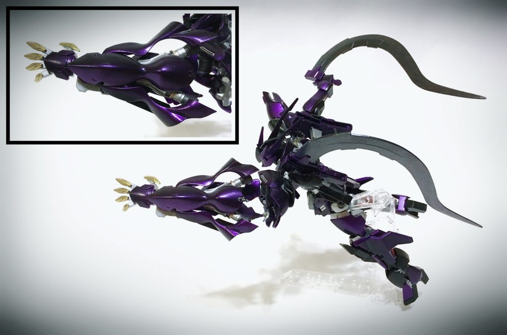 右手のショーテルで攻撃を弾き、機動力を活かしつつパワーのあるクローによる一撃離脱でMAを削る!