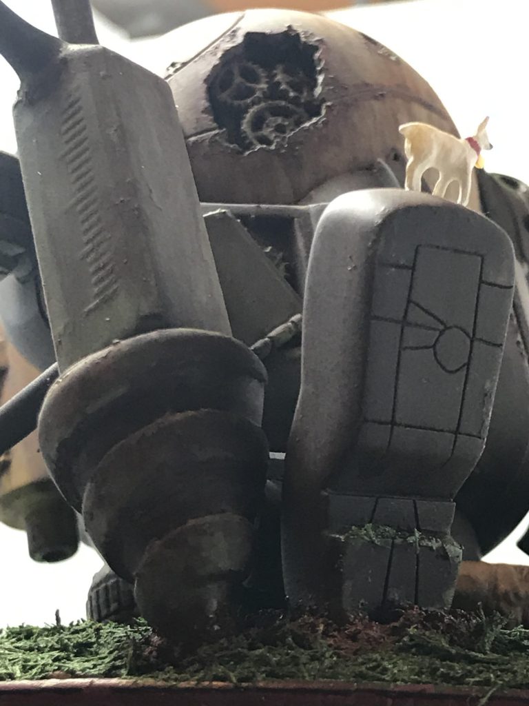 掘削作業用のロボットとして運用されてた設定なのでドリルを持ったまま投棄されている。
悪い足場でも作業しやすいようにとちゃんと靴底もあるのです😆