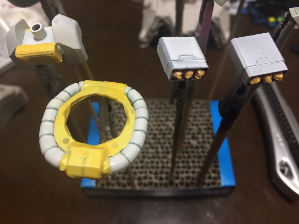 マスキングしての塗装中