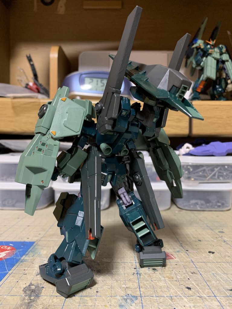 肩関節から肘関節までと、又関節から膝関節でをマークⅡから持ってきました。肩アーマーにポリキャップを仕込んで追加パーツを乗っけています。