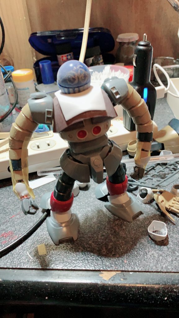 この頃は無謀にもスーパーボールで頭を作るつもりでした。
その後お風呂場で子供のオモチャの中からプラスチックのボール見つけたので変更。