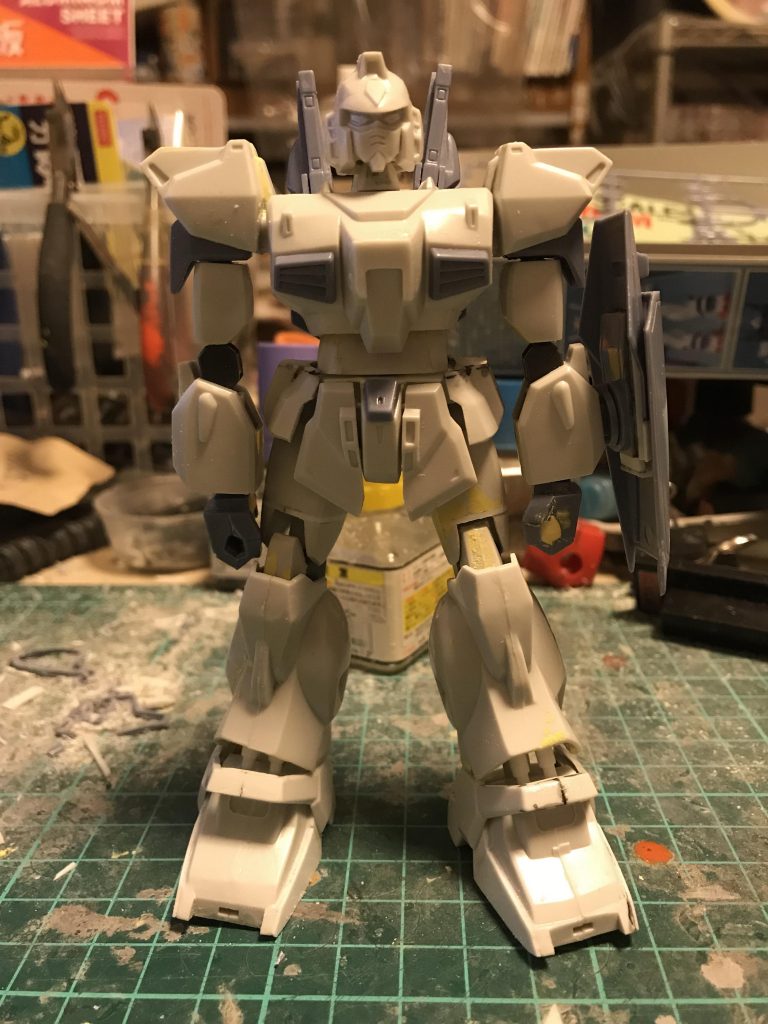 首、太ももはボールジョイント化。
肘、膝は二重関節、胸部、腰は分割してます。
頭は無加工。