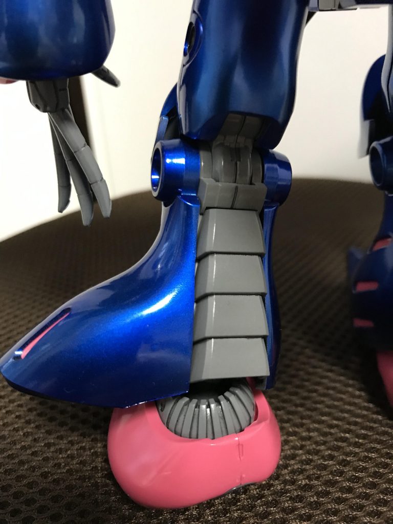 ふくらはぎ裏のパーツはハマーン機では紫だったのでグレーに塗りました。