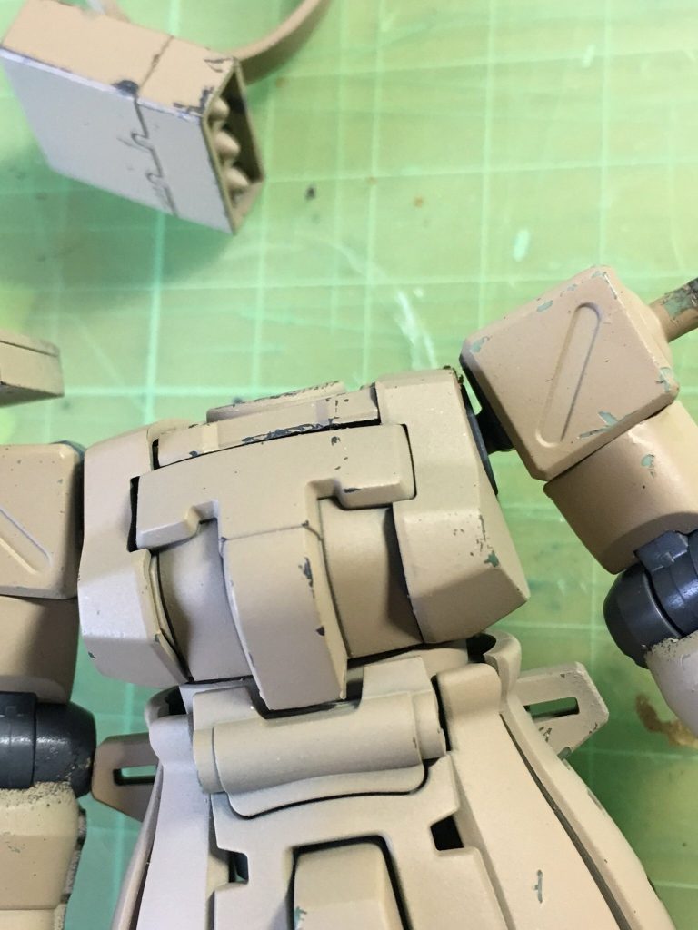 その上にクレオス水性ダークイエローを吹きました。さわって作業してるだけで、エッジがポロポロはげて自然な擦れ感