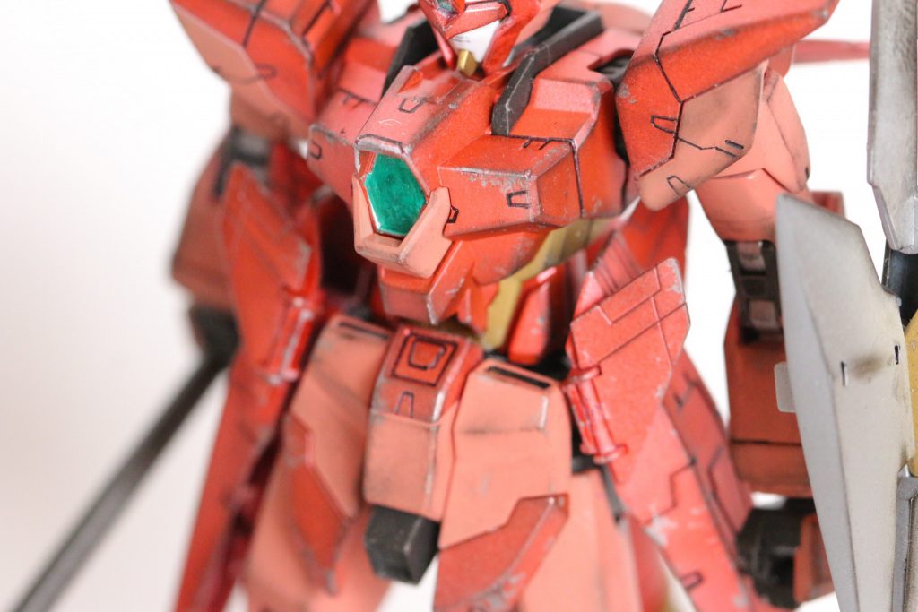 ちょっと失敗したところも。胸部のグリーン部分なんですが、ここだけ訳あって手塗り。最初はエアブラシだったんですけど、塗装がはがれたんで‥‥けど、やはりムラが出てしまいました。こう言ったポイントでのムラは、味になるとおっしゃる方もいますが、個人的にはやはり満足できなかった点の一つです。