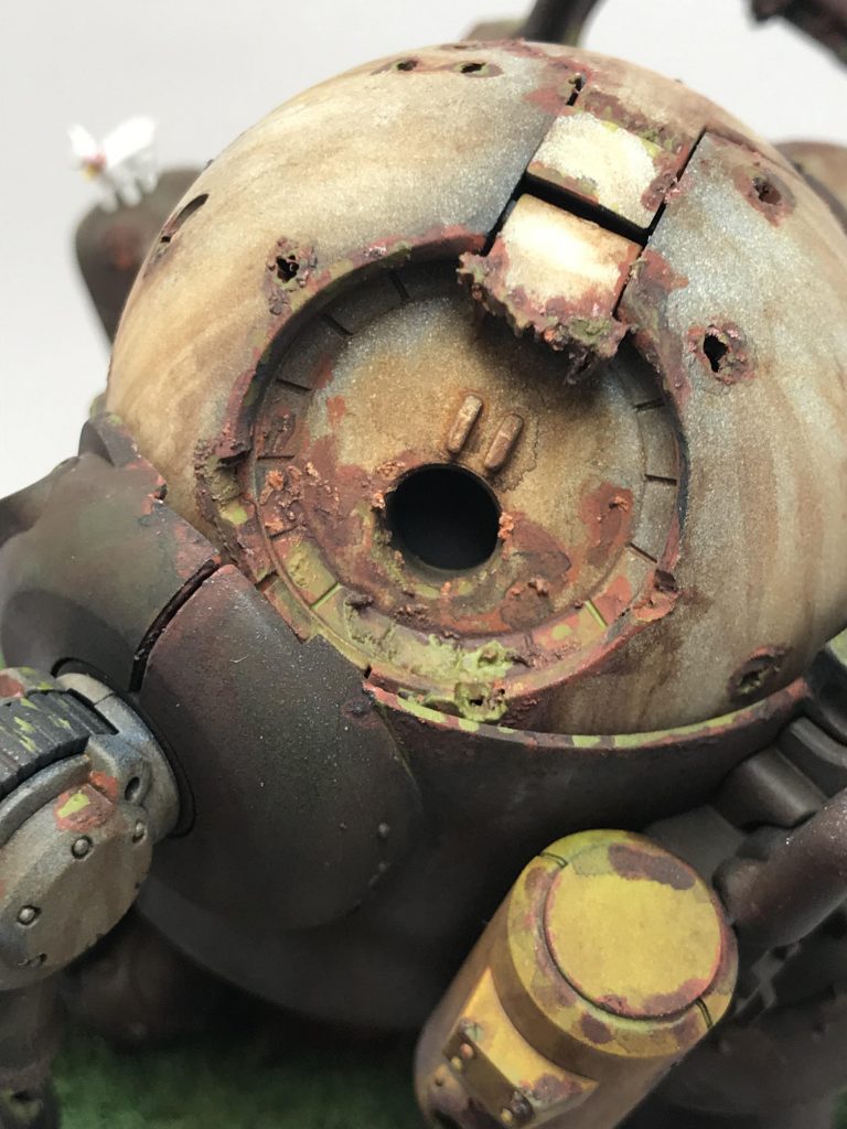 頭のフタ⁉️耳⁉️は長年の風雨にさらされて朽ちて折損してしまいました。
くぼみには雨水が溜まり苔生えまくりです。