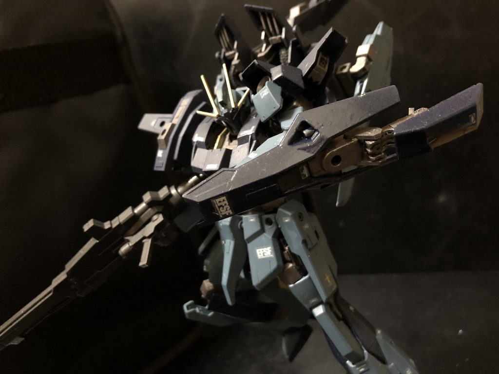 ライトニングガンダムには、様々なバックパックがありますが、今回はBWS−MKⅱを使用しました。
そのまんまでは大きすぎるので、余計な部分を排除して幅を詰めてます。大気圏飛行用に、Z−plusっぽいバインダーを採用しました。
通常のライトニングと大きな違いはココだけっ!(´ω`