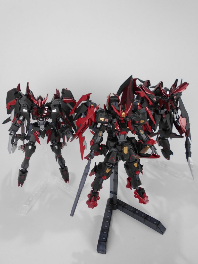 エピオン・ミラ、アデウスとのスリーショット。3機ともモデルにした機体は同じで、エピオンのような機体を作ることだったのですがアデウス、アーヴァンはエピオン・ミラと差別化を図っていたらオリジナルになってしまいました。