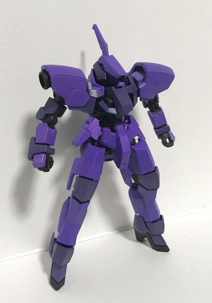 表は普通のグレイズ改二。
パープルは昔の西洋文化では高貴な色とされていたらしいので、これならアイン氏もキレないのではないでしょうか。