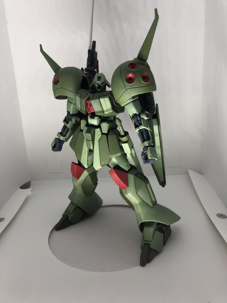 正面からの一枚。モノアイはシールではなくラインストーンを使用。今回は光の当て方に少しだけ工夫をしてモノアイが光るように取ってみました。