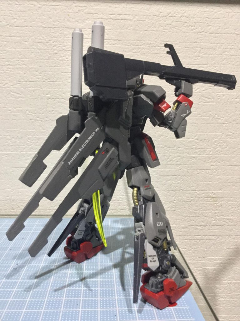 クレイ・バズーカ
リックディアス、百式と同タイプ。
バックパックの4基のバーニアスタビライザーは可動、収納が可能でバズーカなど武器を使用する時や機体を艦に収納する時には上部スタビライザーも下に移動する。