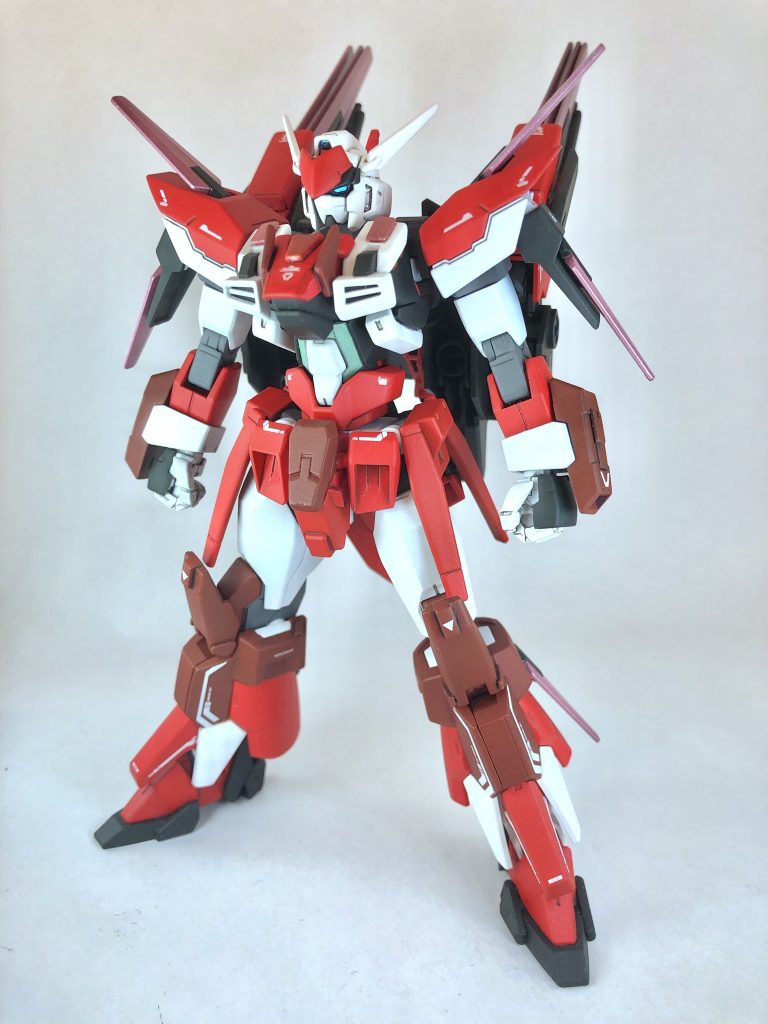 基本形態。ライフル、サーベル、ファンネルの軽量かつシンプルな武器類を用いた、クセのない全距離対応可能な機体。
派手なカラーリングはかっこいいから!…というのもありますが、チーム戦では《タンク役》を担うためにあえて敵を引きつけるためのものです。