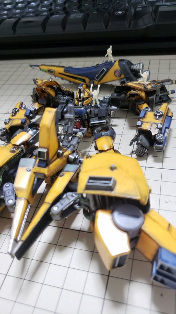 全パーツ完成。
組み立て工場の風景１。
「主軸パーツから接続だ！横ぶつけるなよ、オーライ、オーライ！！」