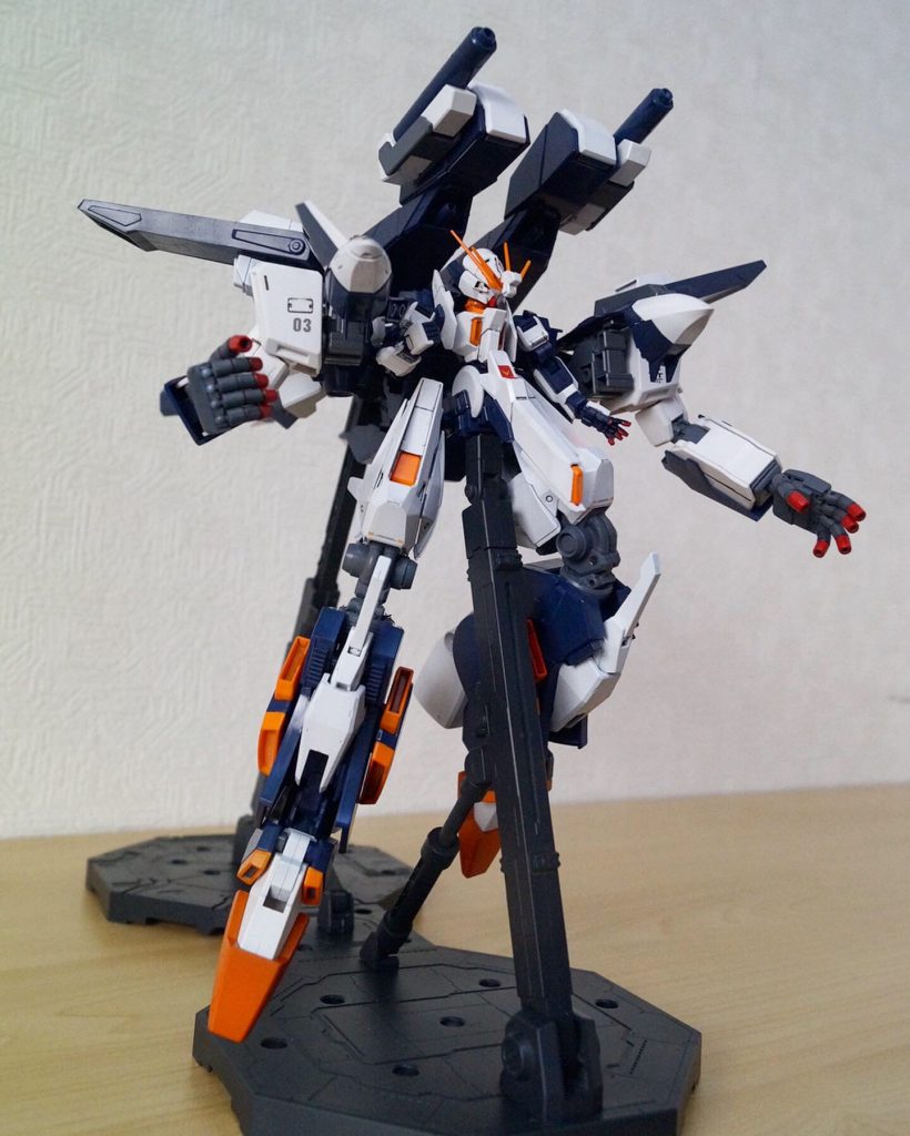 アクション。
少しだけではありますが、ポージングも可能です。