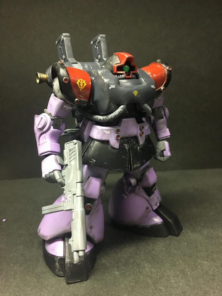 上半身はHGUCのドムにパテを盛ってTB版ドムに近い形に形成、動力パイプはTB版ザクⅡのものを切り貼りして製作しました😄
各部の細かいバーニアはMSGの丸ノズルを使いました(この作業が1番大変でした…)
ウェザリングはシルバーのドライブラシとタミヤのウェザリングマスターを使ってます！