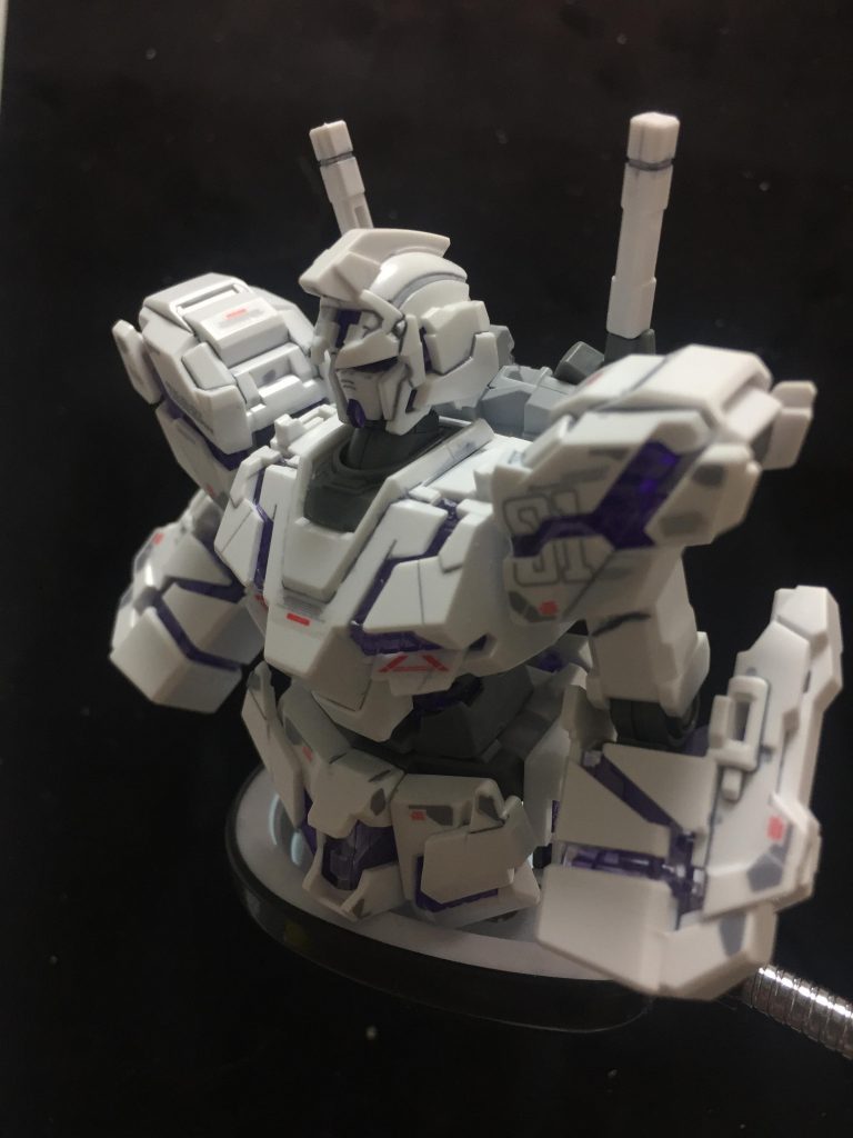 組み立てながらデカール貼りをしていた途中の写真になります。