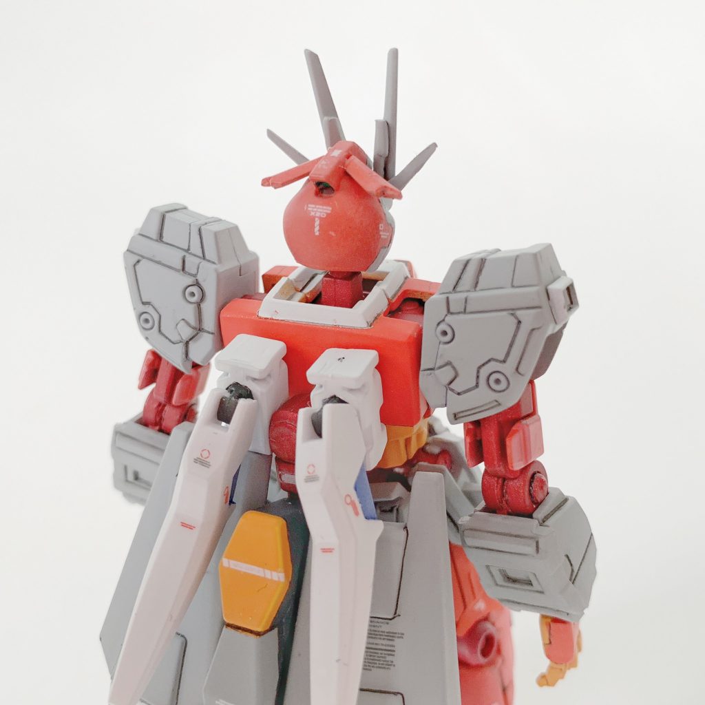 【製作工程2 フォトン・ラジエーター】頭部アンテナは、①…Gフレーム ユニコーンの胸像からアンテナを切り貼りして内側アンテナを大型化。②…トサカ後方に①でカットした胸像のアンテナの残りを利用してフォトン・ラジエーターを追加。側頭部はちまちまとマスキングして、G-アルケインっぽく塗り分けています。