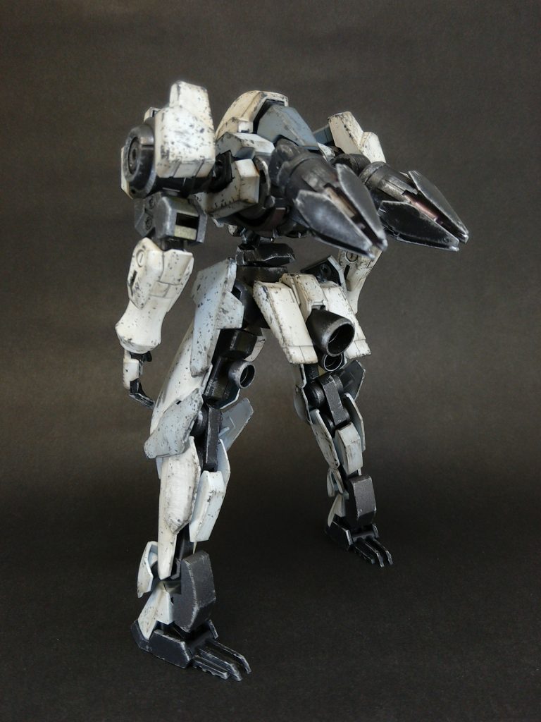 踵に爪、臀部と腿にブースター追加
バックパックはジェネレーターらしきもの