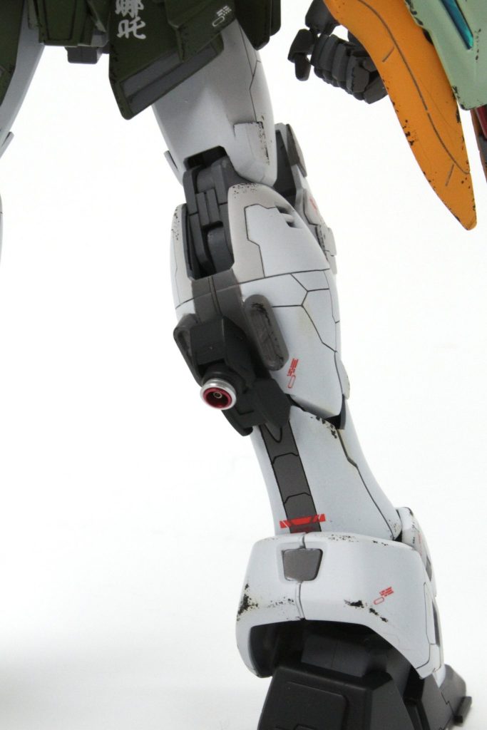 脹脛部裏側にはブースターを増設し、浮かないように縦ラインをグレーで塗り分けして馴染ませています