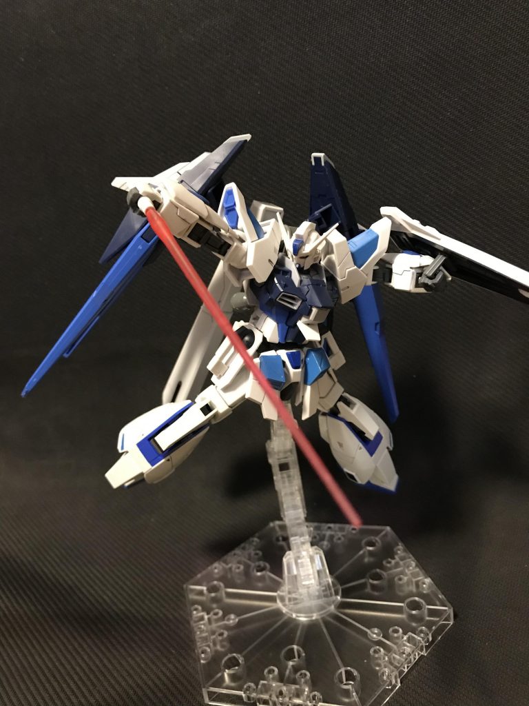 高出力ゆえエネルギー消費が激しく、長時間の戦闘には向いていないため通常のビームサーベルも装備している。