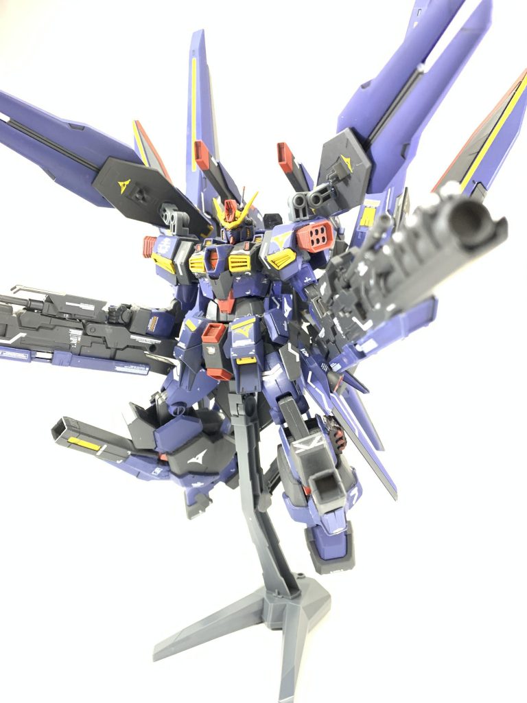 フルバーストモード!
バックパックと肩に備わっている6基のドラグーン、両腕のキャノン大小含め6門、肩部ビームキャノン2門、頭部ハイメガ、膝部シグマシスキャノン2門による一斉射撃は、並のMSの火力とは比べ物にならない威力を発揮します!
そしてこの機体には奥の手があるのです、、、!バックパックのGNシザービットと背部プラフスキーミサイルによりプラフスキーパワーゲートの強化版を全面に展開し、そこにフルバーストすることで、コロニーレーザーと変わらない出力のビームをバトル中1度だけ使うことができるようになってます(●︎´▽︎`●︎)
1度しか使えない決戦兵器っていいですよねぇ😆自分は大好きです!