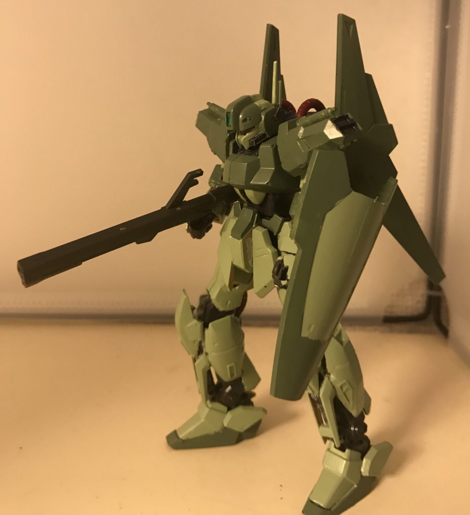 クレイバズーカ装備。少し怒り肩気味なので肩の可動範囲は狭め