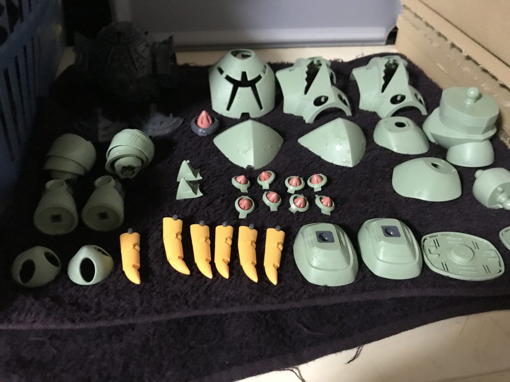 千番までペーパーかけて表面処理しました。エッジ部分は光沢塗装しやすいように場所によって丸く調整してます。