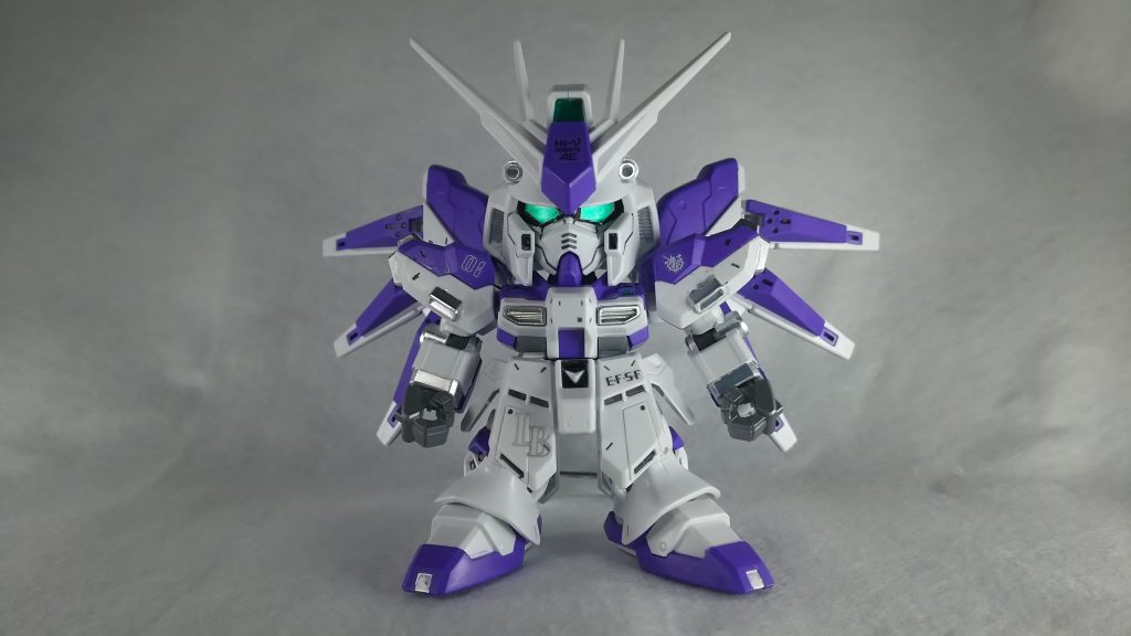 正面
ツインアイの部分は予め下にメタグリーンを塗っておいてから
シールの黄色い部分だけをカッターで切り落とし
上から縁の黒い部分のシールだけを貼っています。
流石にここは塗装で表現するとおかしなことになりそうだったので‥‥‥