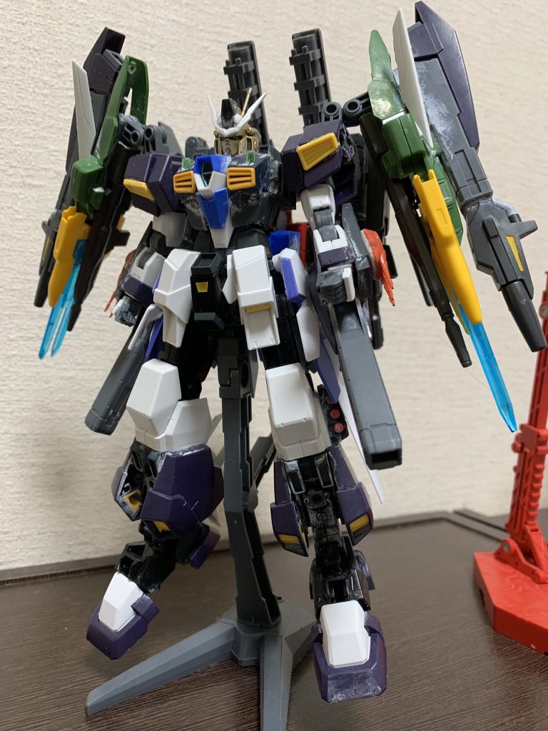 最初のシルエットはこんな感じでした!
物足りなさ、シルエットの悪さを感じ取ったので、これにアメイジングストライクフリーダムガンダムとガンダムザラキエルを加えようとおもい、さらなるミキシングに挑みました!