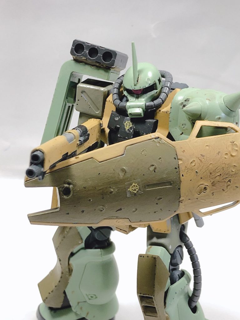 シールドにはビームライフルの弾痕をつけて被ダメージを防いでいだ跡を再現しました