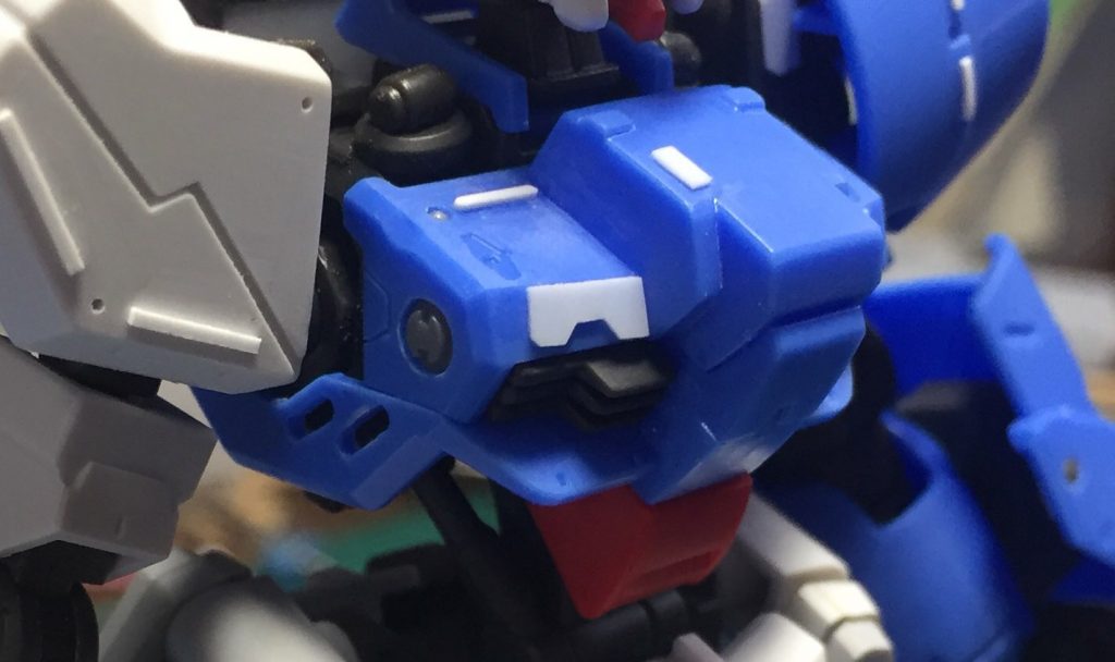 今回の制作はディテールアップに力を入れました。アシンメトリーな機体なので胸部のディテールもそれに準ずるように作っています。