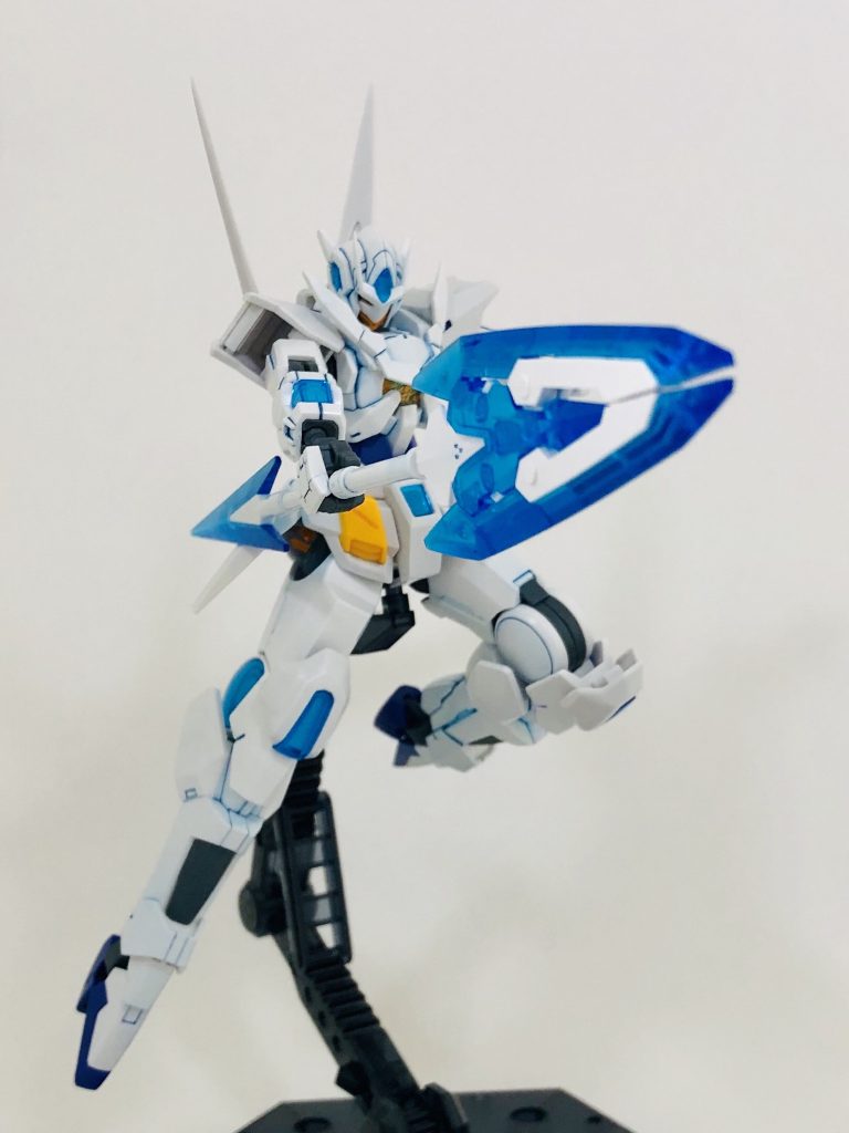 メイン武装はトランジェントのパルチザンそのまま。
一応脳内設定ではガンプラバトルにおいて凍結系の能力を持ちます。
全身に配置されたクリアパーツが周囲のエネルギーを吸収し、対象を凍結させます。
吸収したエネルギーは胸部のコアに貯蔵し自身のエネルギーとします。