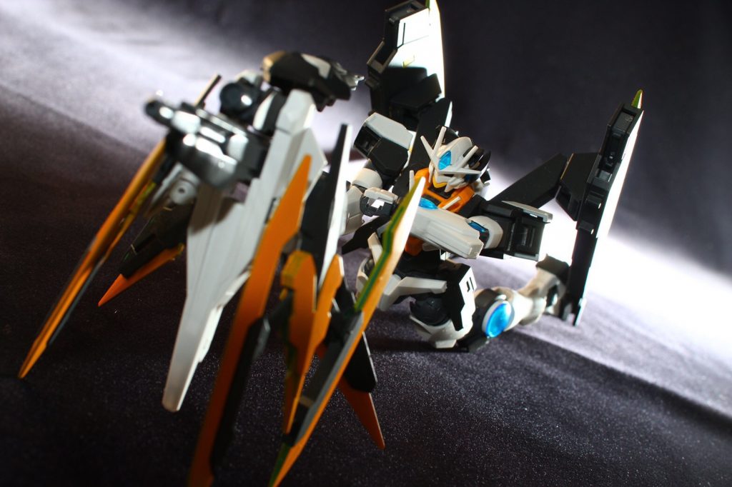 後ろのキツネの尾を模したGNフォックスバインダーはライフルと合体して狙撃用バイポッドとガンカメラにもなります